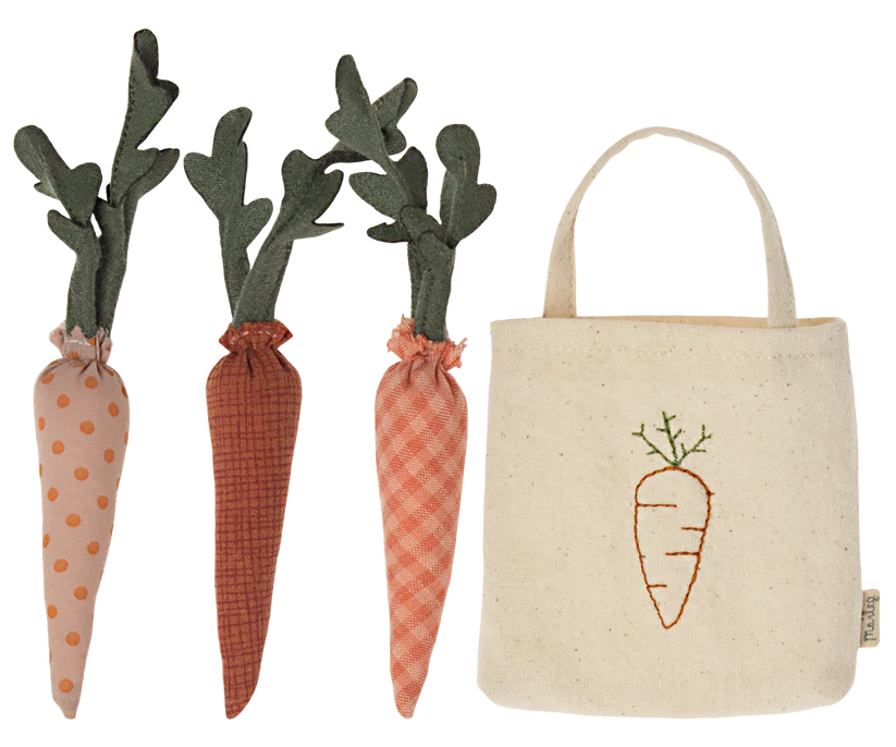 Maileg Carrots in shopping bag,